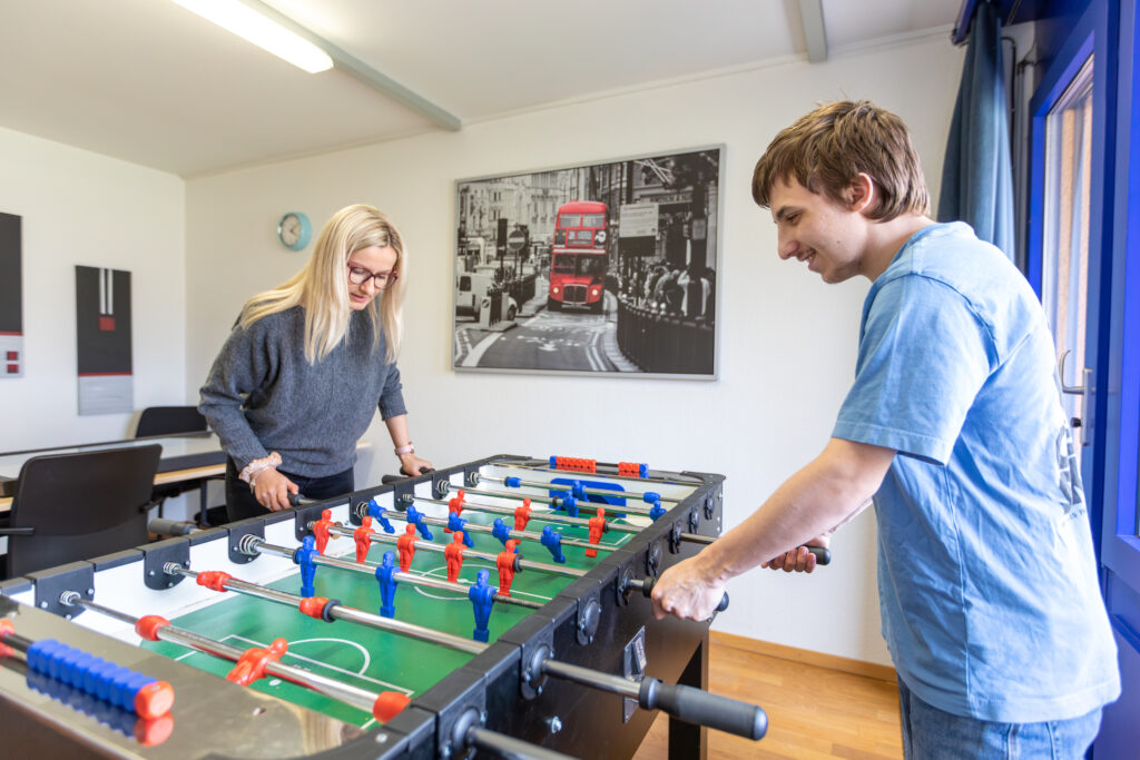 _R7A4069-Verbessert-RR Klient und Betreuungsperson des Begleiteten Wohnen am "Töggelichaste" spielen.